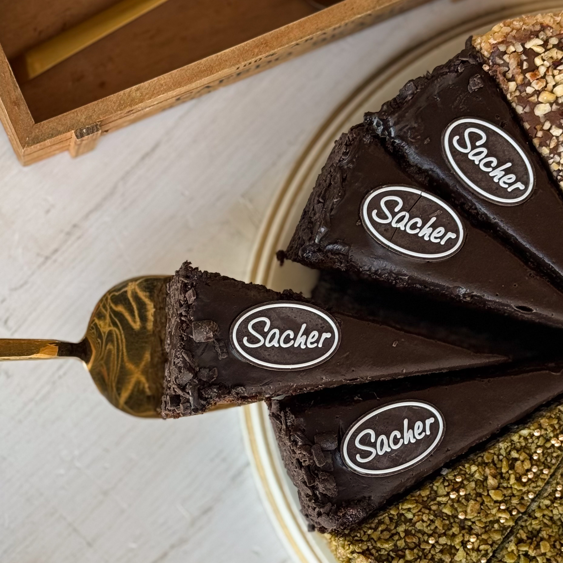 Ассорти из 4 видов популярных тортов, 16 порций. изображение 8