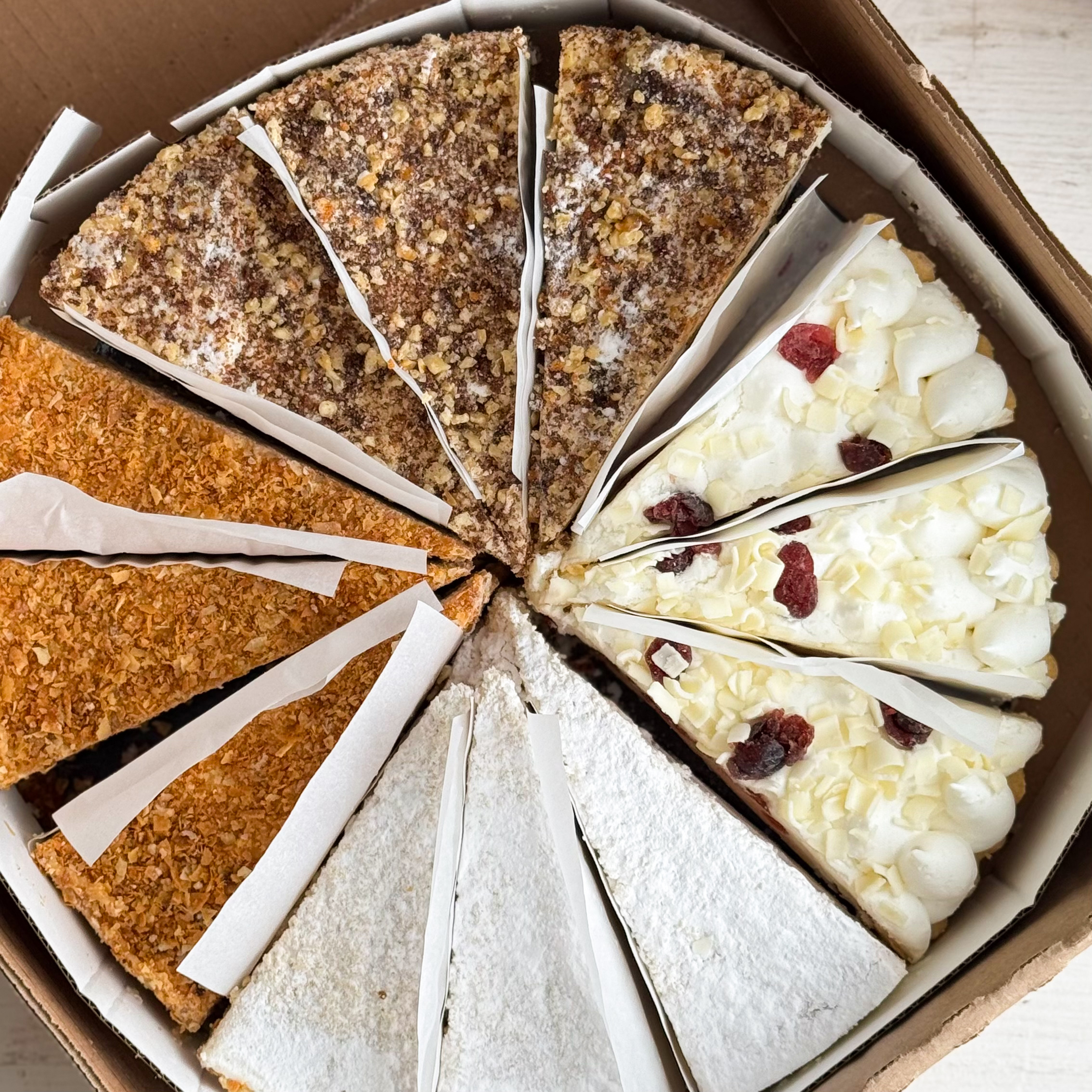Торт ассорти 4 вкуса: Брусничный,Сметанник,Рикотта,Наполеон изображение 4