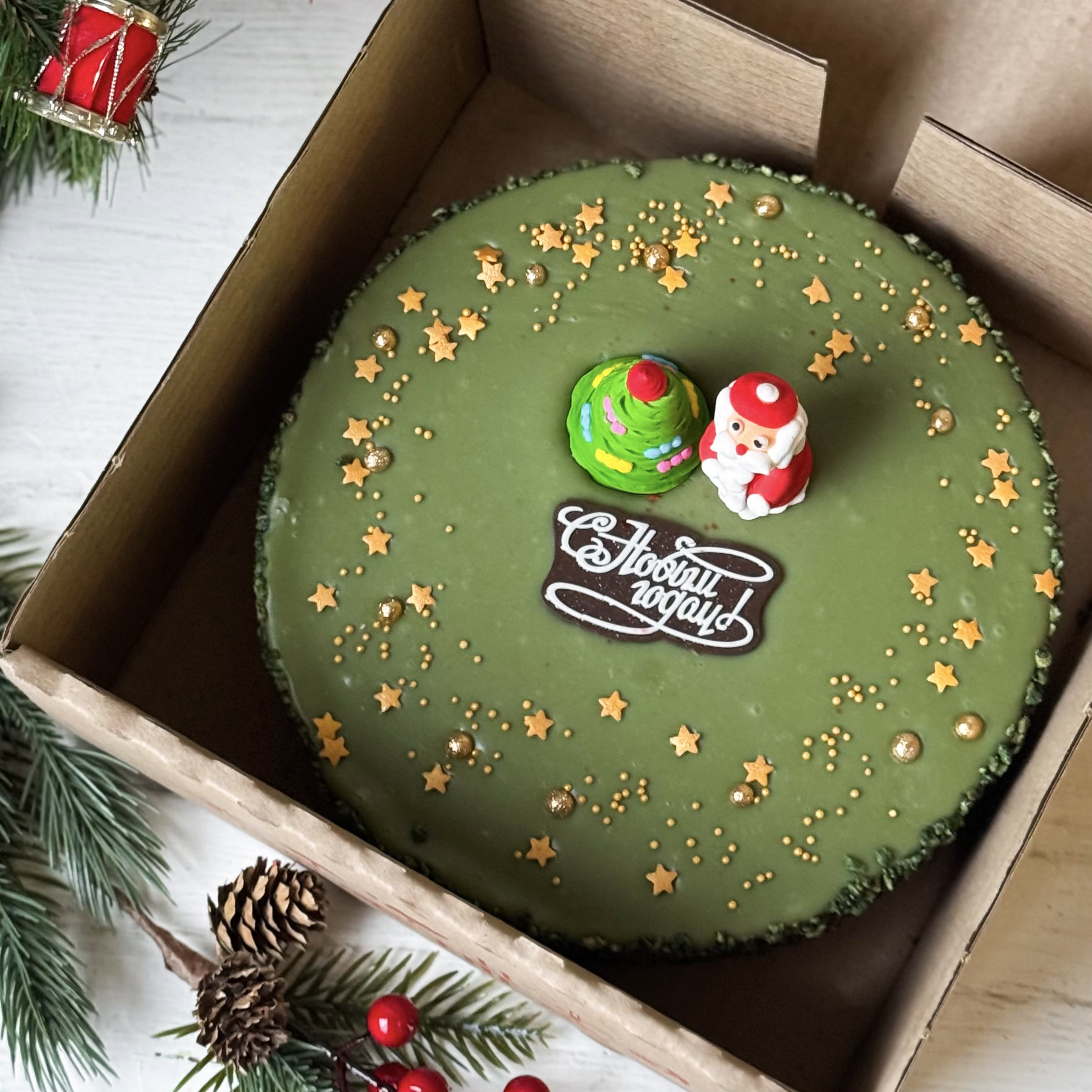  Торт Фисташковый с малиной не резанный 1,320 кг (НГ) с Дедом Морозом изображение 5