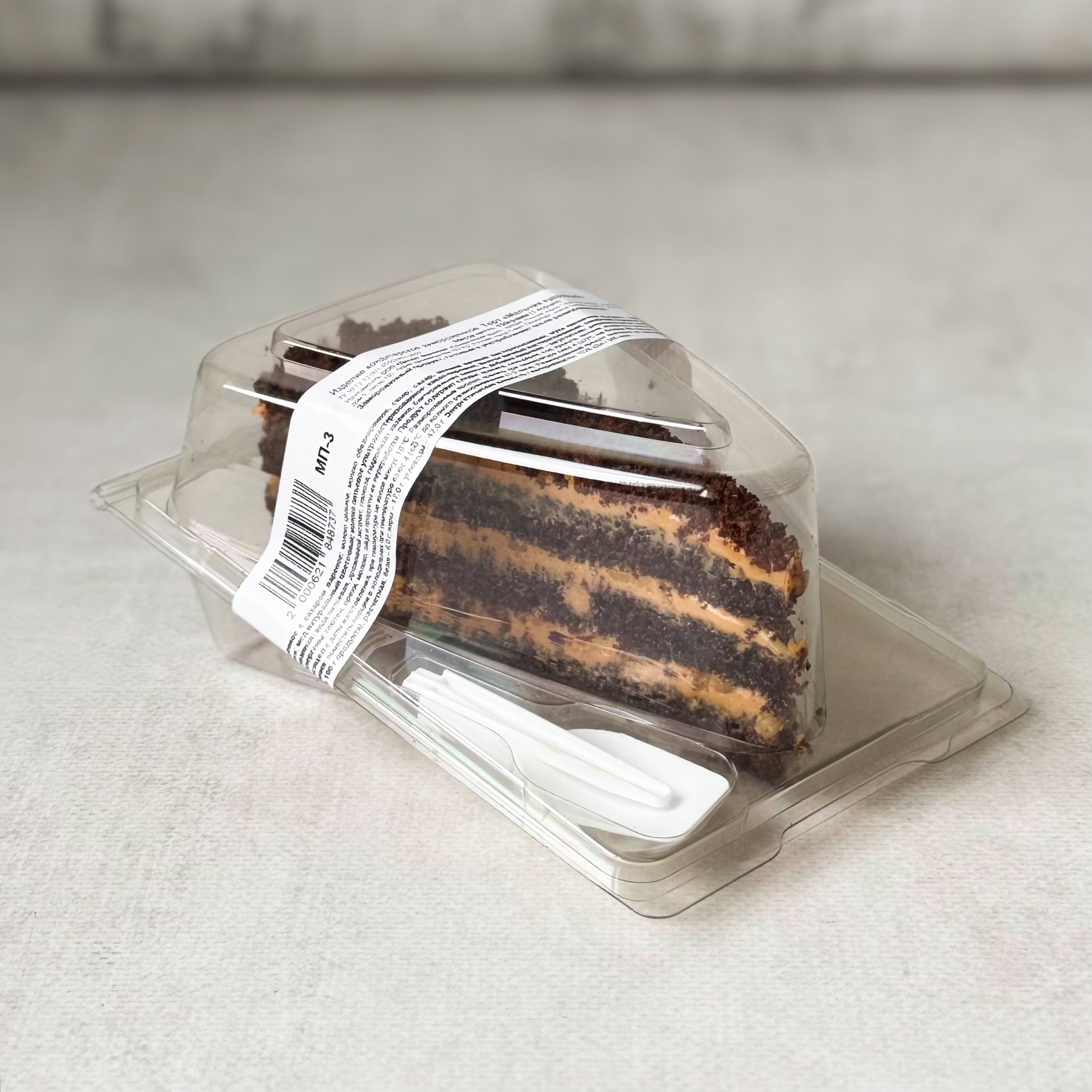 Сочный торт из слоев насыщенного шоколадного бисквита с грецким орехом и крема на основе варёной сгущёнки. изображение 2