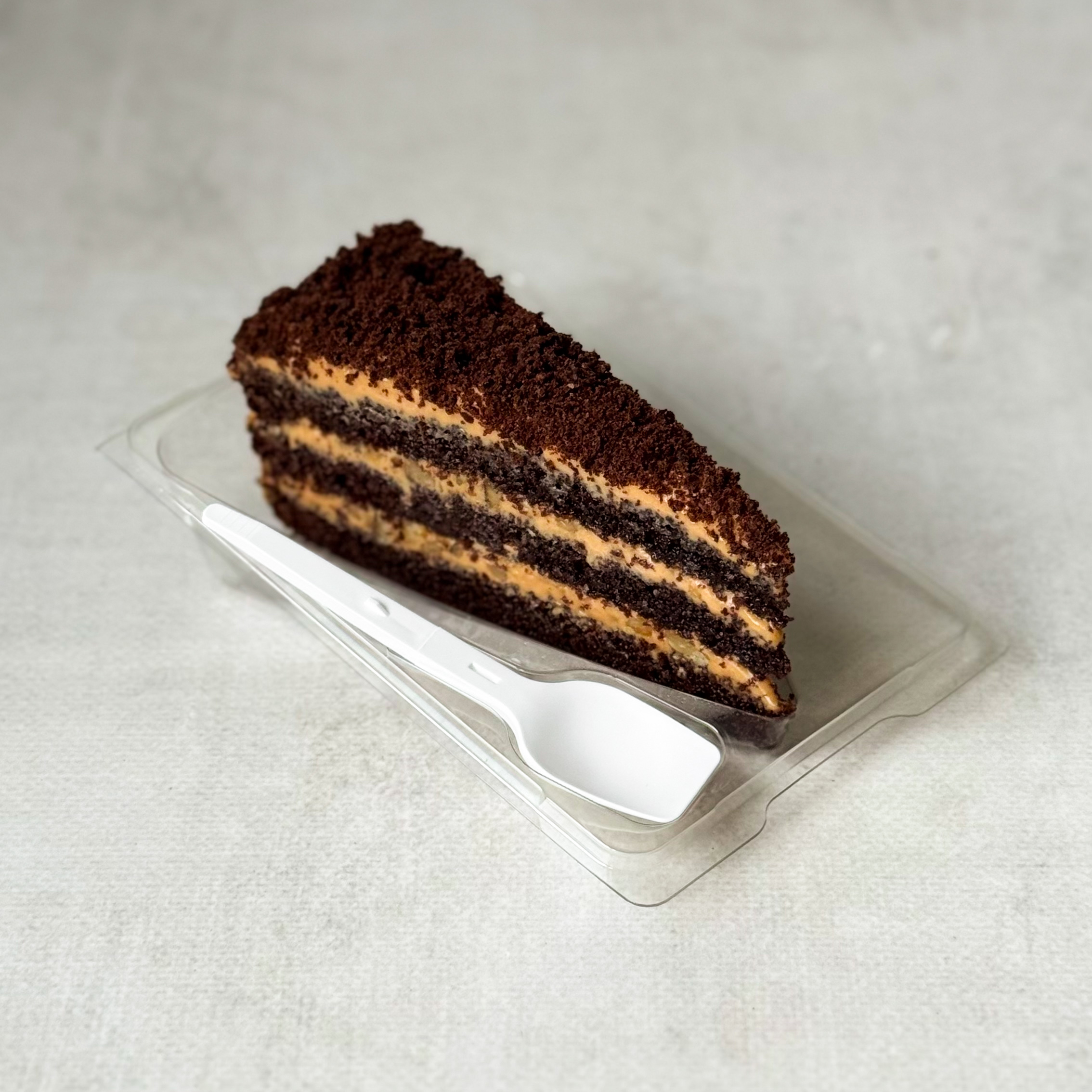 Сочный торт из слоев насыщенного шоколадного бисквита с грецким орехом и крема на основе варёной сгущёнки. изображение 4