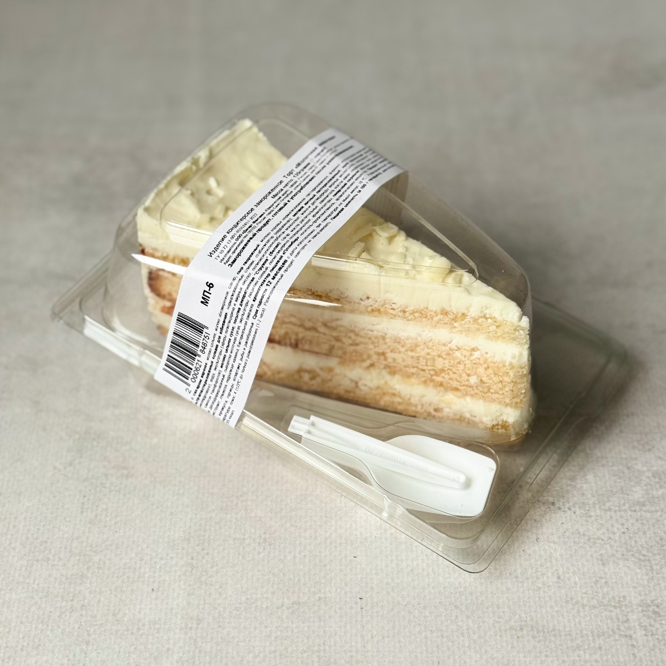 Изысканный торт из слоев нежного бисквита и творожного крема. Сверху торт украшен посыпкой из белого шоколада. изображение 2