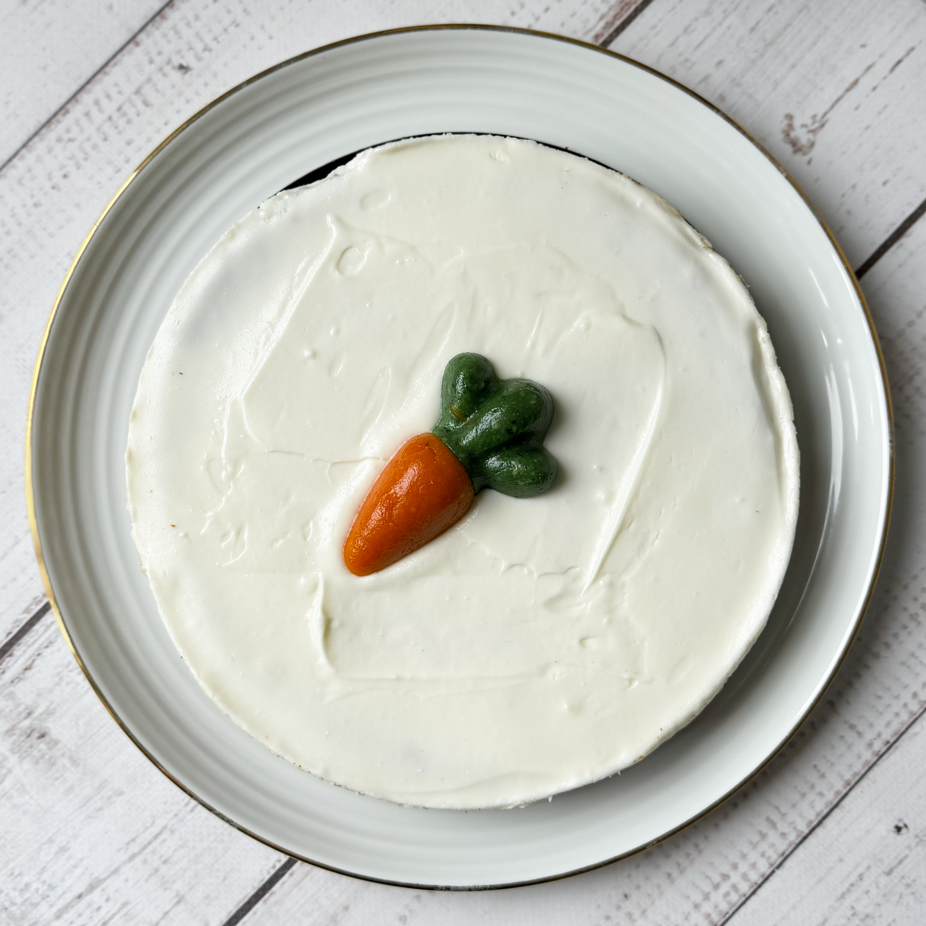 Коржи с добавлением моркови, ананаса, грецкого ореха, изюма пропитаны сливочным кремом. изображение 9