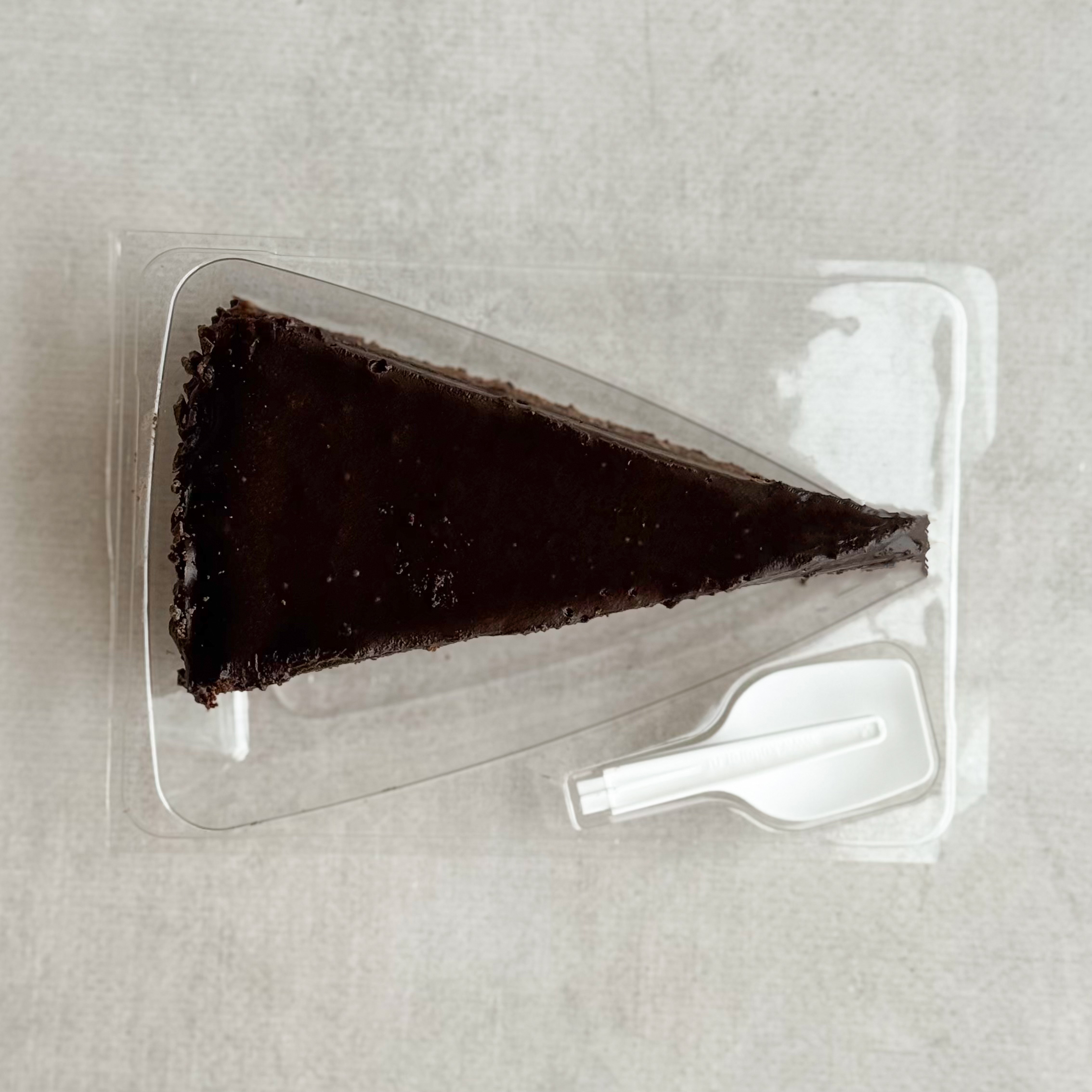 Насыщенный шоколадом слой брауни с воздушным муссом из молочного шоколада, шоколадным бисквитом, покрыт темным шоколадом.  изображение 4