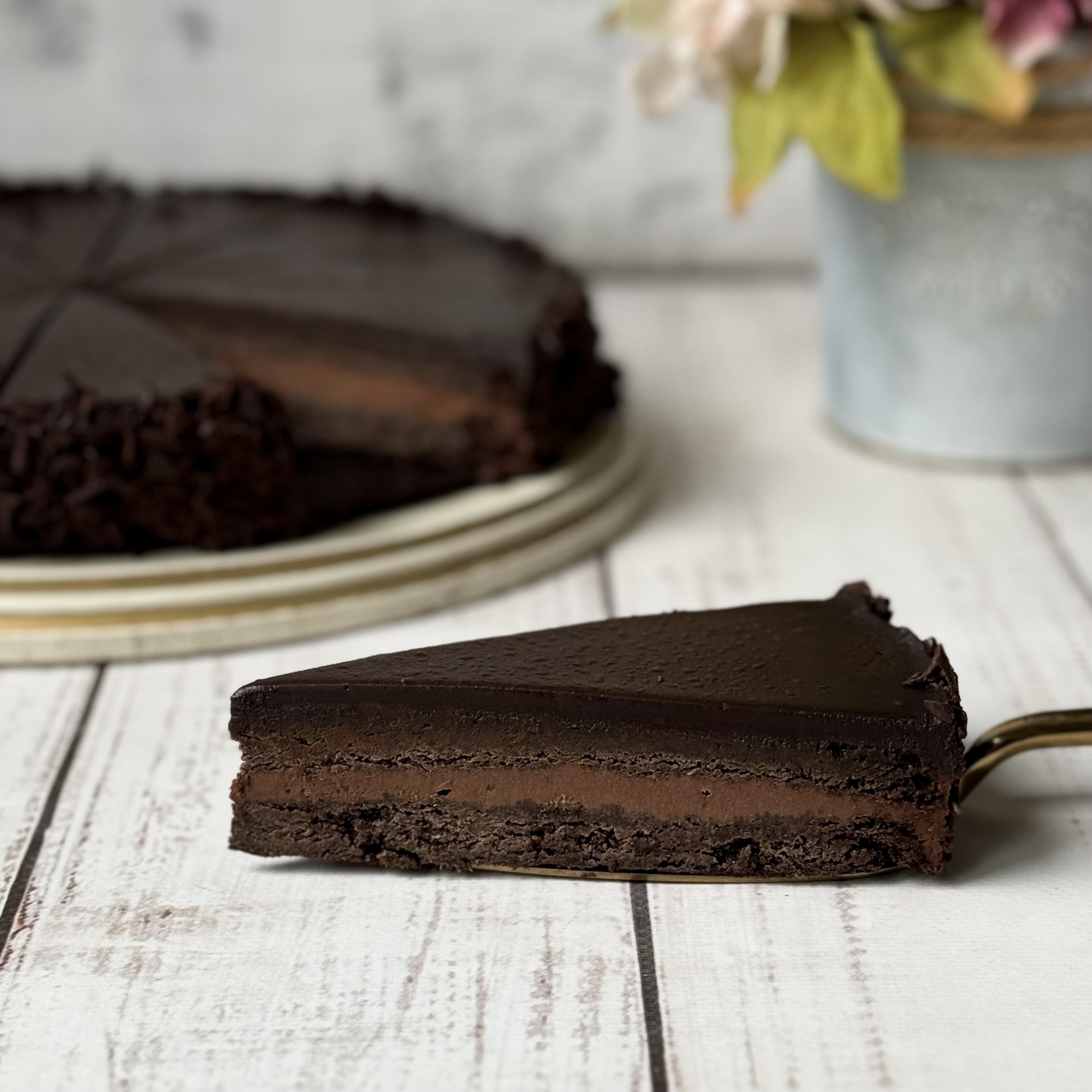 Насыщенный шоколадом слой брауни с воздушным муссом из молочного шоколада, шоколадным бисквитом, покрыт темным шоколадом.  изображение 3