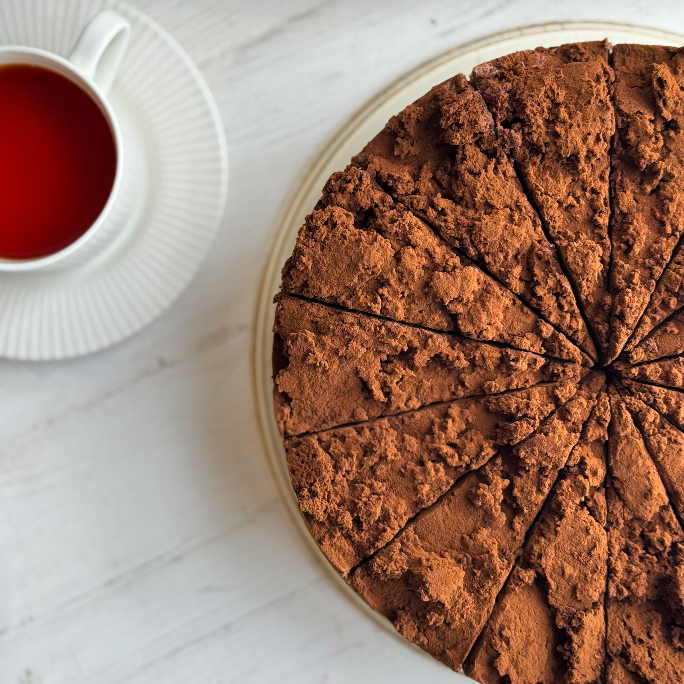  Бисквитные коржи с какао, бархатистая и нежная текстура, гармония насыщенных шоколадных нот. Торт имеет богатый, сбалансированный вкус и тает во рту.  изображение 6