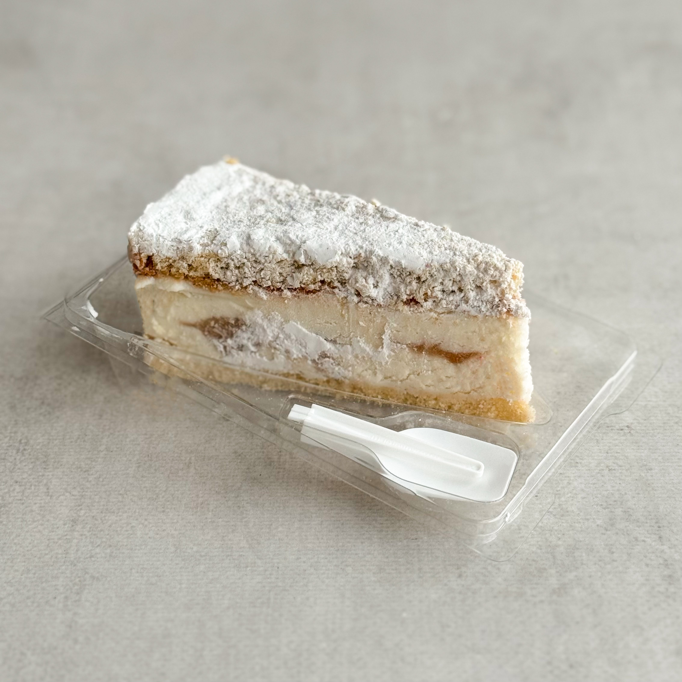 Традиционный торт юга Италии, Амальфитанского побережья. Элегантное сочетание нежного мусса на основе сыра Рикотта с кусочками груши между двумя воздушными бисквитами. изображение 1