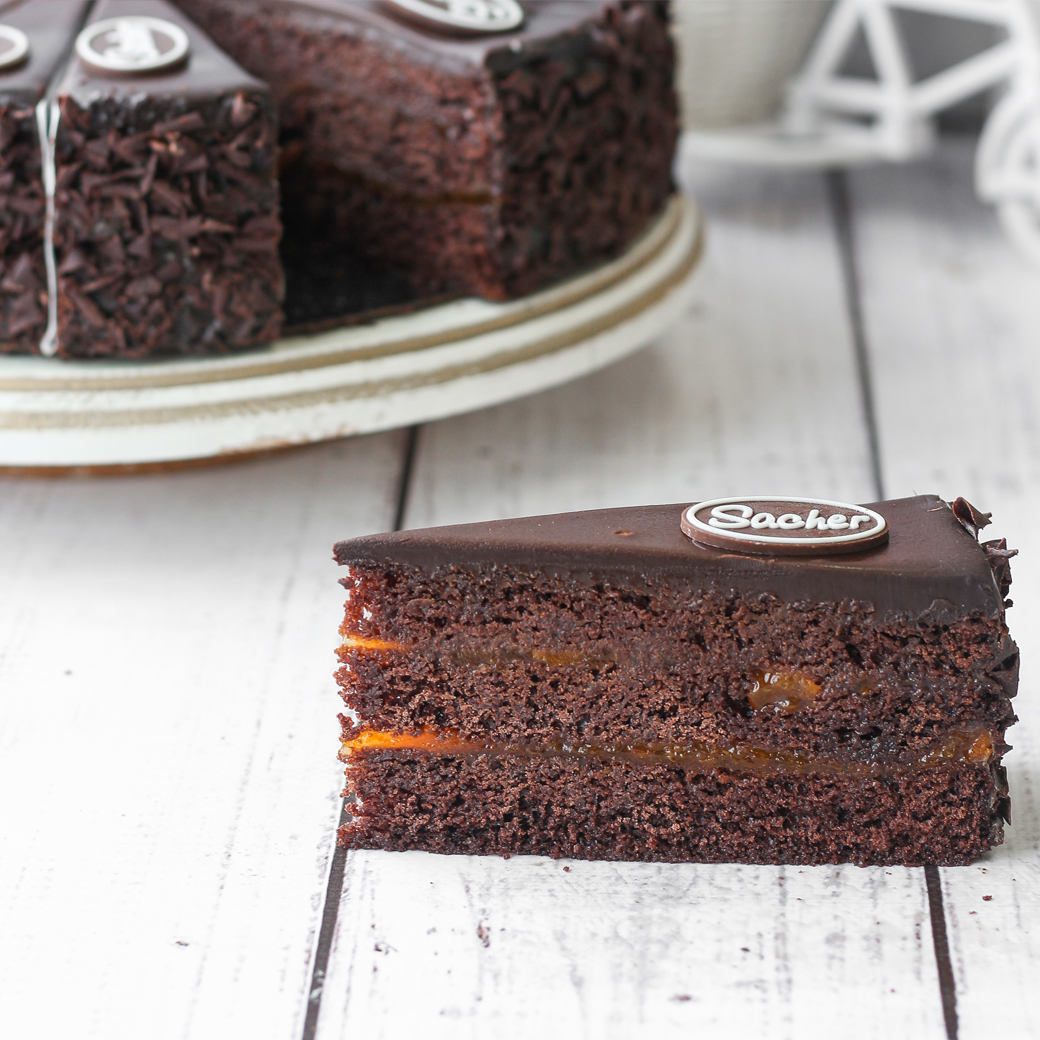 Традиционный шоколадный торт с абрикосовым джемом и шоколадной глазурью. изображение 1