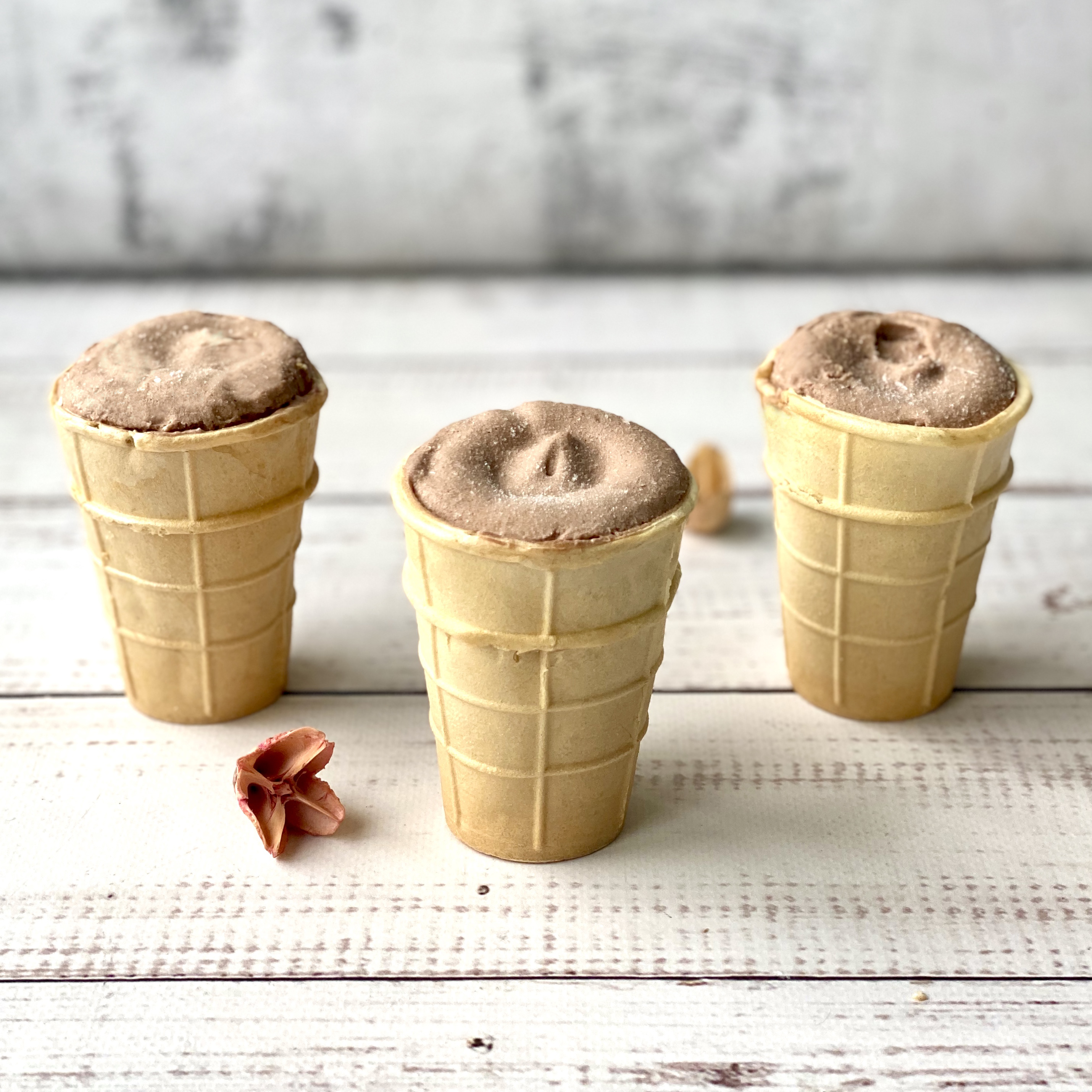 Мороженое шоколадное в вафельном стаканчике с ЗМЖ изображение 1