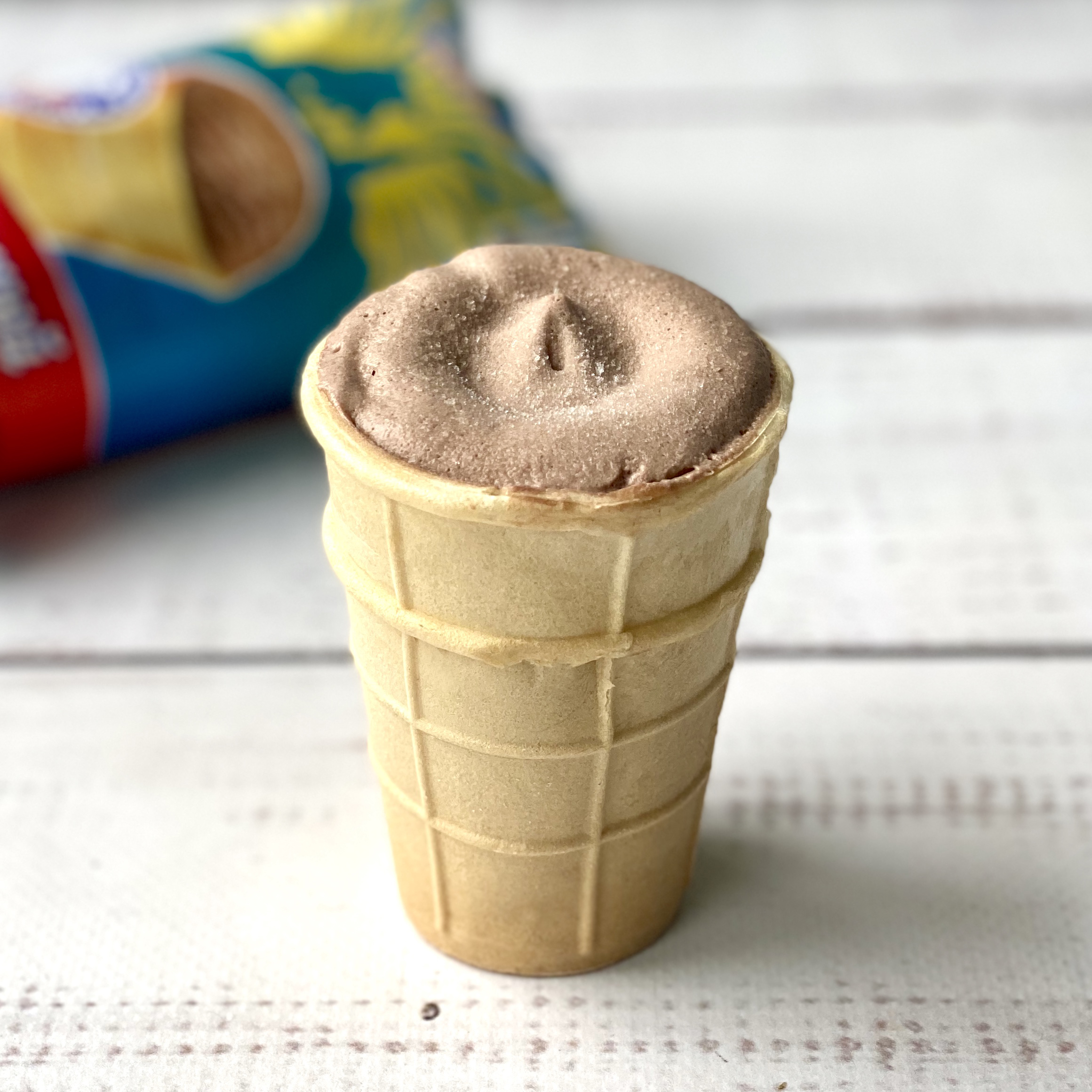 Мороженое шоколадное в вафельном стаканчике с ЗМЖ изображение 2