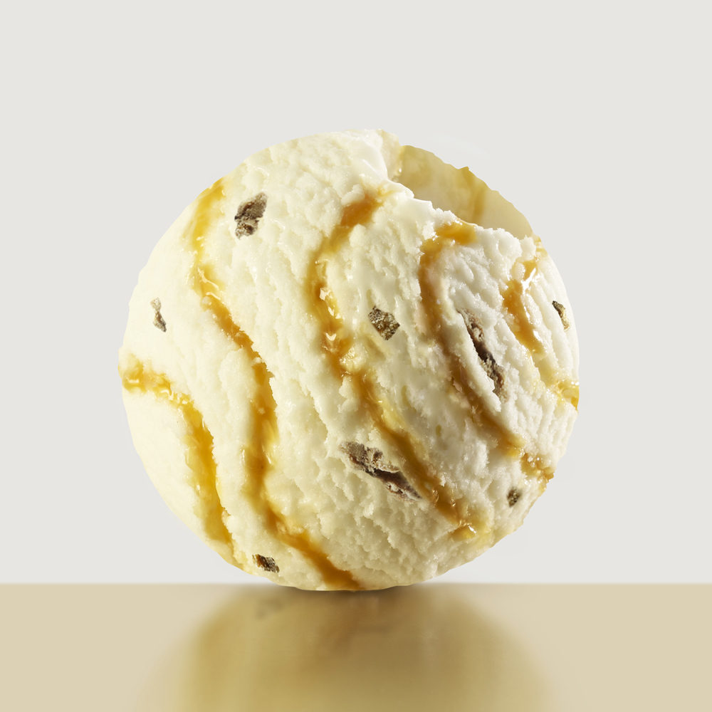 Замороженный десерт с грецким орехом, карамельным соусом и кусочками карамелизированного грецкого ореха. изображение 1