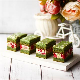 Солоноватый вкус фисташки с нежным муссом и спелой малиной - невероятно сочный! Сверху украшен стружкой белого шоколада