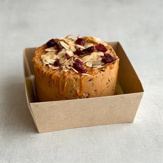  Бенто-торт Руслан в индивид.упаковке. Сочный песочно-карамельный торт с сушеной клюквой и кусочками печенья. Сверху торт украшен волнами мягкой карамели, лепестками миндаля и клюквой. 