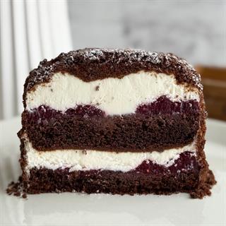 Бенто-торт Сметанник с малиной. Шоколадные бисквиты, прослоенные сметанным кремом и малиной.