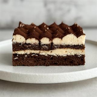 Легендарный вкус воплощён в нежном бенто-торте с сыром Маскарпоне и украшен какао посыпкой