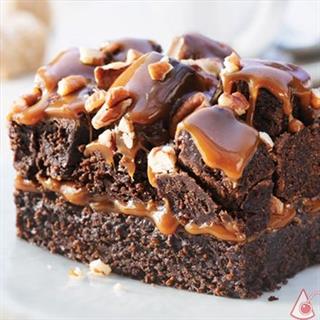 Брауни Rockslide. Один из самых интересных американских десертов, нежное тесто которого приправлено шоколадом, карамелью и орешками. 