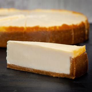 Классический чизкейк New York из творожного сыра на тонком сливочно-песочном корже.