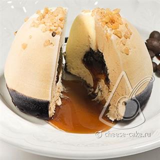 Карамельная сердцевина в окружении мороженого двух видов - ванильного и «мокко», украшенного кусочками лесных орехов в сахаре