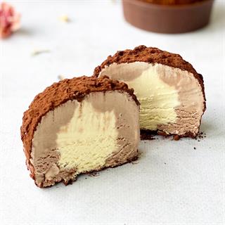 Замороженный десерт со вкусом крема джанджуйя с сердевиной со вкусом крема сабайон, усыпанное какао и кусочками тёртого фундука.
