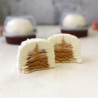 Сливочное мороженое с кофейным мороженым внутри покрытое кусочками меренги.