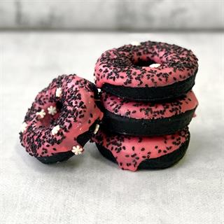 Чёрный пончик с розовой глазурью, семенами кунжута и начинкой Original
