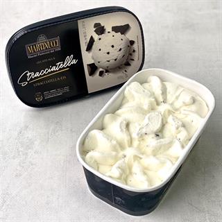 Итальянское мороженое со вкусом сыра страчателла кусочками темной глазури со вкусом шоколада