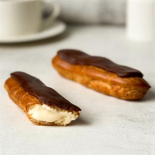 Ванильный эклер с начинкой из сливочного крема, покрытый шоколадной помадкой  