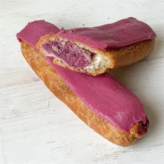 Ягодный эклер с ягодной начинкой и кремом из взбитых сливок, покрытый брусничной помадкой  