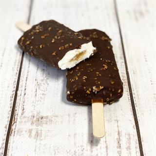 Эскимо ванильное с солёной карамелью в шоколадной глазури с арахисом