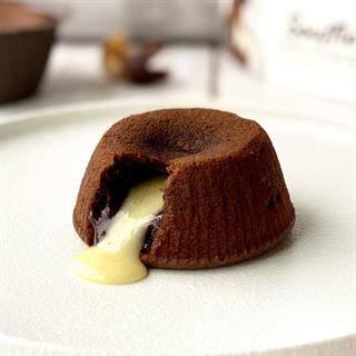 Пирожное из темного шоколада c жидкой начинкой из белого шоколада внутри.