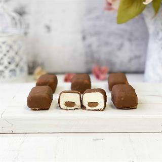 Шоколадные конфеты из ванильного мороженого со вкусом лесного ореха с добавлением сахарного миндаля и фундука, покрытые молочным шоколадом.