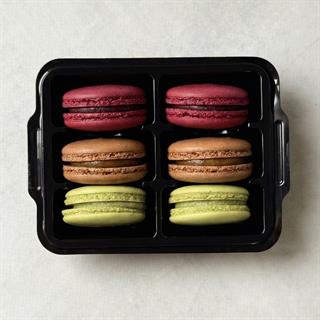 Миндальное печенье с начинкой. В упаковке 3 вкуса: "вишня", "карамель", "фисташка".