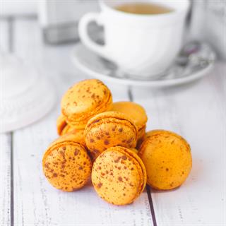 Французское миндальное печенье с шоколадно-апельсиновой начинкой.