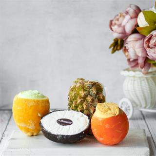 Четыре порции замороженного десерта во фруктах