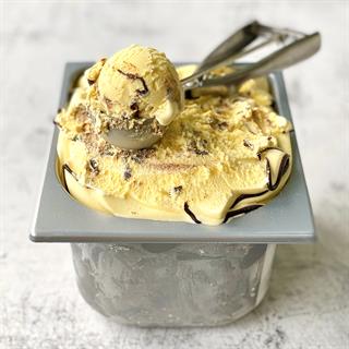 Сливочное мороженое с банановым вкусом и соусом из настоящего шоколада