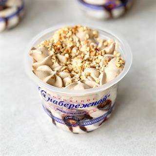 Мороженое двухслойное сливочное ванильное и с ароматом фундука с наполнителем "шоколадный топпинг", "трюфель", декорированное арахисом