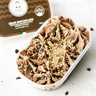 Итальянское мороженое со вкусом лесного ореха и какао, покрытое какао-топпингом.