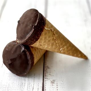 Мороженое пломбир с карамелью в вафельном рожке в шоколадной глазури с растительным жиром