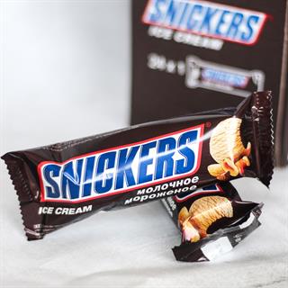 Замороженный десерт SNICKERS с орехами, карамелью, покрытое молочным шоколадом.