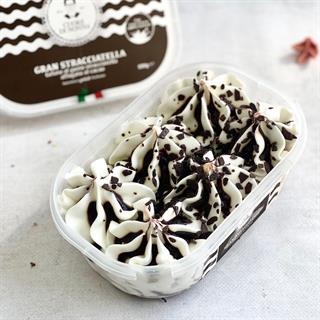 Итальянское мороженое со вкусом сыра "Страчателла", топпингом с шоколадной крошкой
