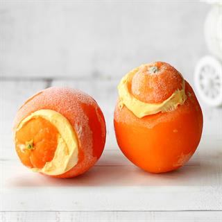 Апельсиновый замороженный десерт в оболочке натурального апельсина.