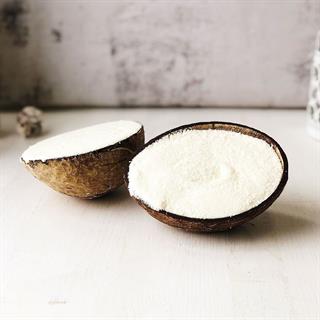 Молочное кокосовое мороженое с кокосовой стружкой в натуральной оболочке настоящего кокосового ореха.