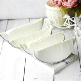 Молочное мороженое с кусочками дыни в натуральной оболочке из настоящей дыни.