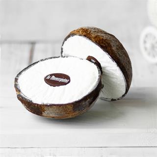 Кокосовое мороженое в оболочке натурального кокосового ореха и с шоколадной медалькой и кокосовой стружкой.
