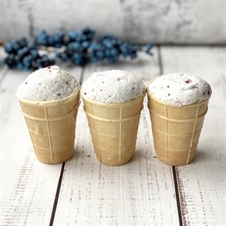 Мороженое пломбир на сливках с черникой в вафельном стаканчике «Дело в сливках»