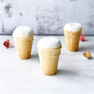 Мороженое пломбир на кедровом молочке с кедровым орехом в вафельном стаканчике «Дело в сливках»