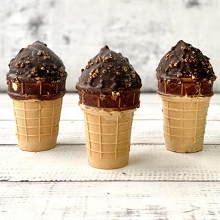 Мороженое сливочное ванильное покрытое шоколадной глазурью с арахисом в вафельном стакане с шоколадным напылением.