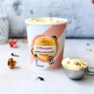Сливочное мороженое со вкусом ванили с кусочками ореха макадамия и кармельным соусом
