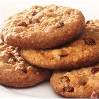 Настоящее сливочное американское печенье “Cookies”(Кукис) с овсяными хлопьями и изюмом.Классический кукис должен быть одновременно и хрустящим снаружи и немного тягучим внутри.