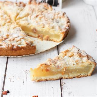 Классический французский пирог с яблочной начинкой, миндальной стружкой, присыпан сахарной пудрой.